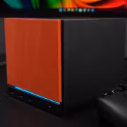 Черный и красный корпус Steam Machine, подключенный к компьютеру