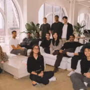 Группа людей в офисе Stripe и Natural