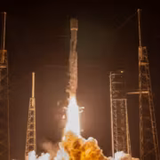 Ракета Falcon 9 SpaceX стартует на космодроме
