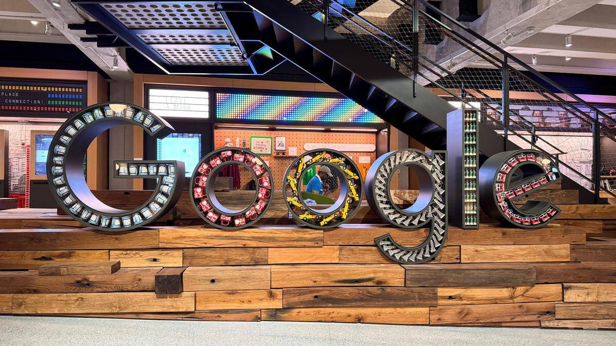 Суд ЕС оставил в силе штраф Google на €4,1 млрд 1 Цветной знак Google на деревянной платформе штраф Google ЕС