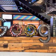 Суд ЕС оставил в силе штраф Google на €4,1 млрд 4 Цветной знак Google на деревянной платформе штраф Google ЕС