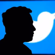 силуэт мужчины перед логотипом Twitter на экране