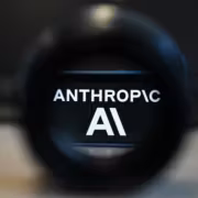 Объектив камеры с надписью антрпопик AI