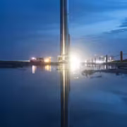 Ракета Starship Super Heavy на стартовой площадке