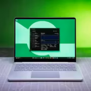 Ноутбук Surface Laptop с открытым экраном и рабочим столом