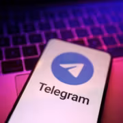 Телеграм иконка на телефоне рядом с клавиатурой ноутбука