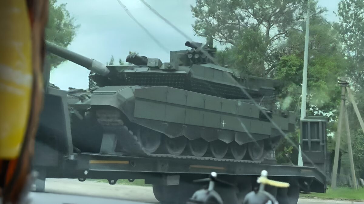 Танк Т-90М с «Ареной-М» заметили на трале, и это похоже на серийную установку КАЗ