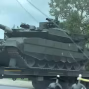 Танк Т-90М с «Ареной-М» на трале, вид спереди