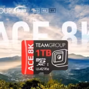 Карта памяти TEAMGROUP ACE 8K microSDXC на фоне горного пейзажа