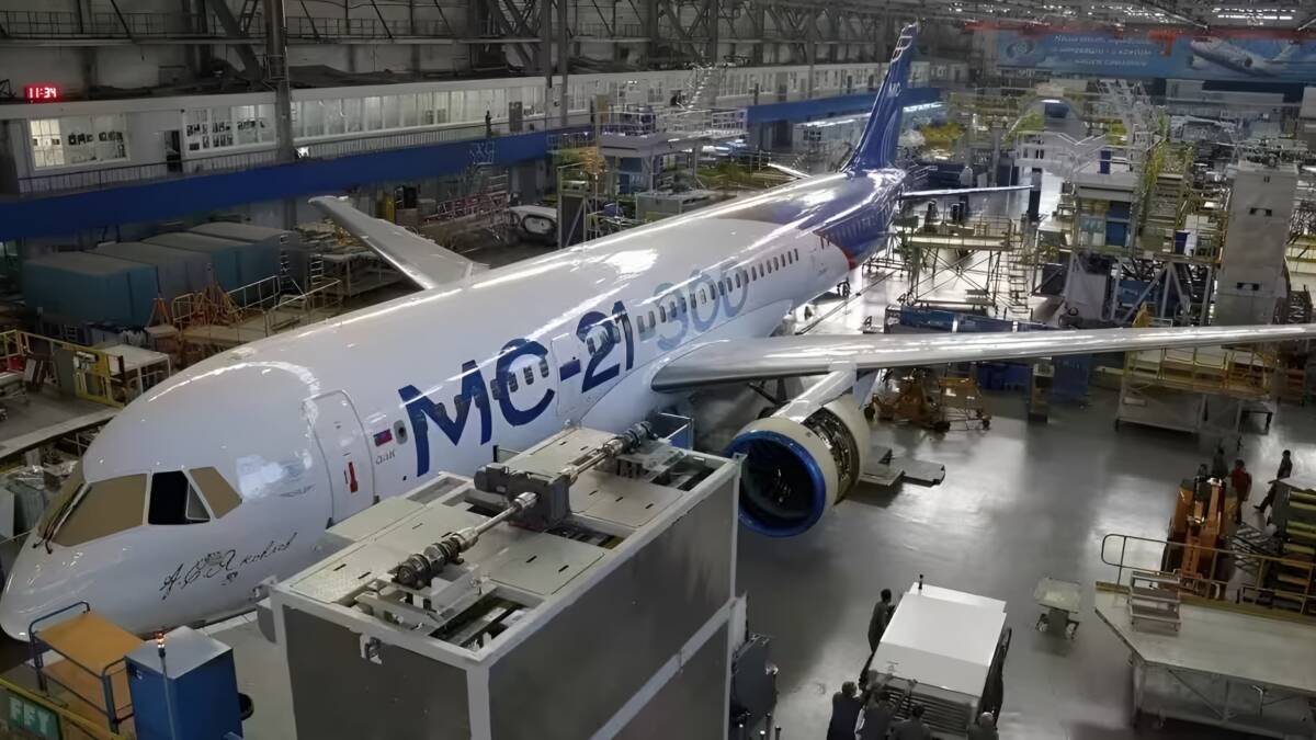 Самолёт МС-21 внутри цеха сборки техника обслуживание Boeing