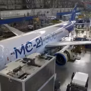 Техники Boeing не смогут обслуживать МС-21 4 Самолёт МС-21 внутри цеха сборки техника обслуживание Boeing