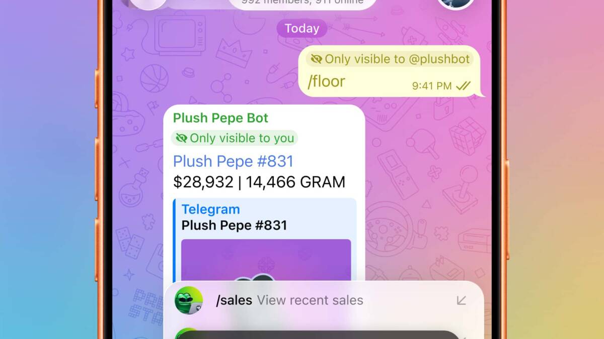 Мобильный телефон с сообщениями Telegram и ботом