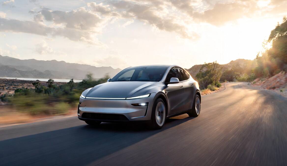 50 млн км под присмотром водителя: Tesla резко нарастила пробег FSD в Европе 1 Электромобиль Tesla Model R на дороге в горах