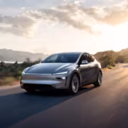 Электромобиль Tesla Model R на дороге в горах