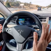 водитель за рулём Tesla Tesla FSD проверка личности во время вождения