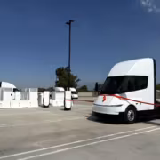 Караван электропикапов Tesla Semi на станции Megacharger
