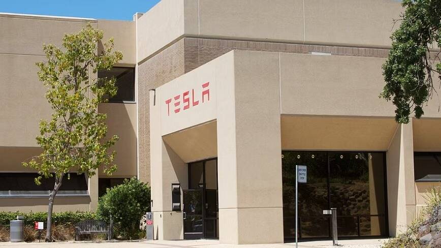 Tesla поставила рекорд по поставкам, но рынок всё равно нажал на продажу