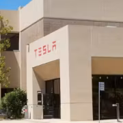 Здание с логотипом Tesla у входа в офис