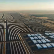солнечные панели и белые контейнеры на солнечной станции