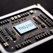 TH1100 для периферийного ИИ. Thorsianway показала новый GPGPU-чип 3 чип TH1100 для периферийного ИИ, чёрная плата с компонентами