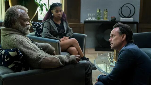 Лучшие сериалы в жанре научной фантастики на Apple TV 31 Три человека в разговоре в сериале научной фантастики на Apple TV