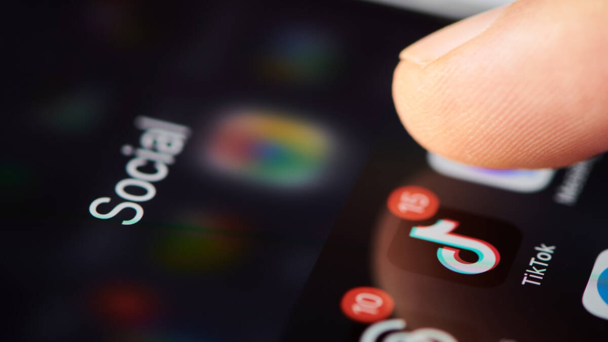 TikTok сняли с запрета на федеральных устройствах в США 1 Экран смартфона с приложением TikTok и другими значками