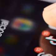 TikTok сняли с запрета на федеральных устройствах в США 8 Экран смартфона с приложением TikTok и другими значками