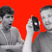 Два мужчины, один с телефоном, TikTok сломанный голосовой режим