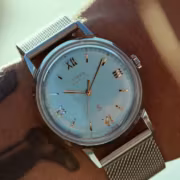 Часы Timex Marlin Mesh с голубым циферблатом на запястье