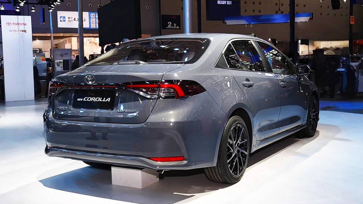 Toyota Corolla вернулась к дилерам в России за 3,59 млн рублей 4 Новый Toyota Corolla на стенде выставки
