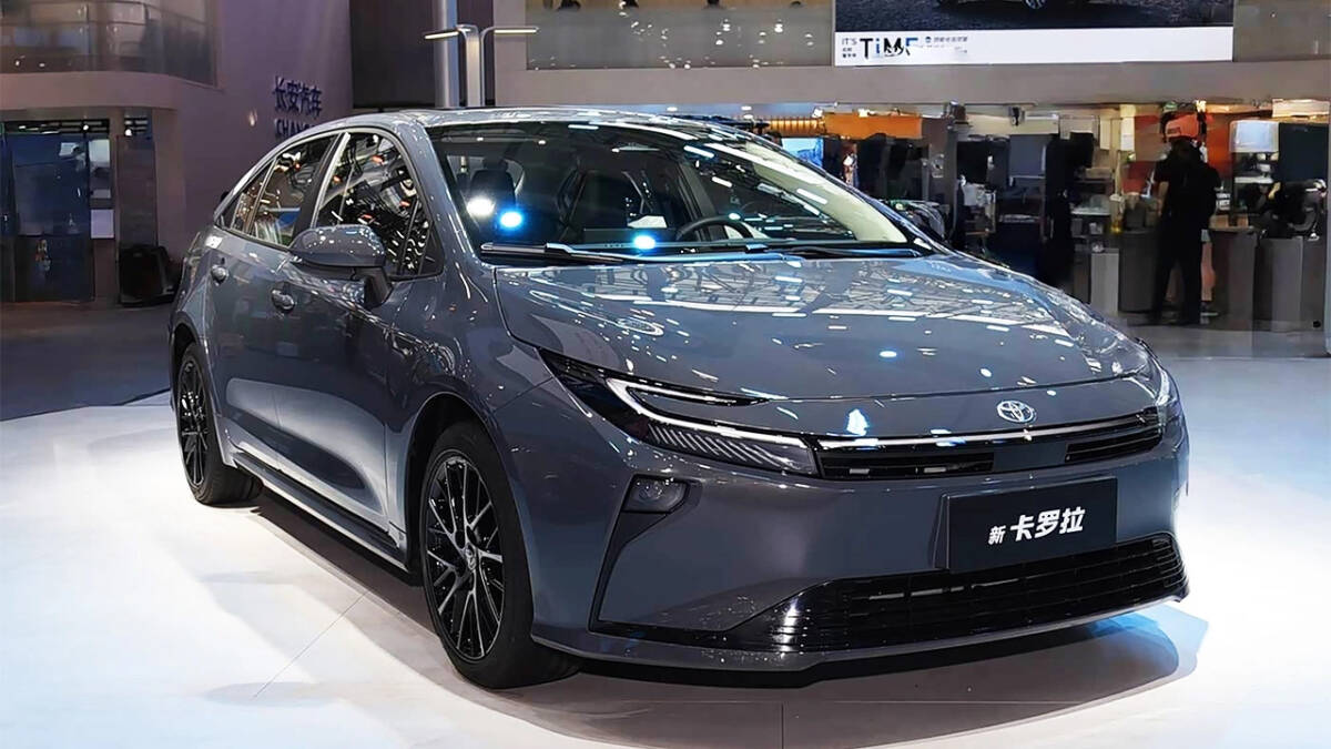 Toyota Corolla вернулась к дилерам в России за 3,59 млн рублей 3 новый Toyota Corolla на展示 в автосалоне in России