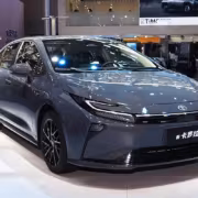 новый Toyota Corolla на展示 в автосалоне in России