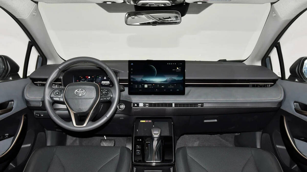 Toyota Corolla вернулась к дилерам в России за 3,59 млн рублей 5 Внутренний дизайн салона Toyota Corolla 2023 года