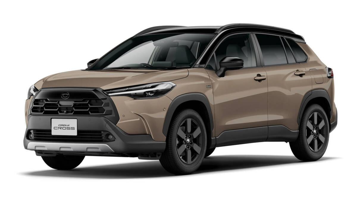 Серебристый кроссовер Toyota Corolla Cross юбилейная версия