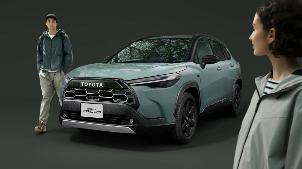 Кроссовер Toyota Corolla Cross и люди рядом в студии