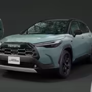Кроссовер Toyota Corolla Cross и люди рядом в студии