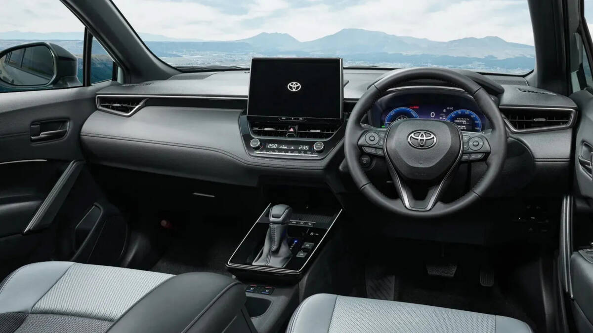 Интерьер автомобиля Toyota Corolla Cross с цифровой приборной панелью