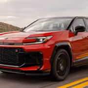 красный кроссовер Toyota RAV4 на дороге