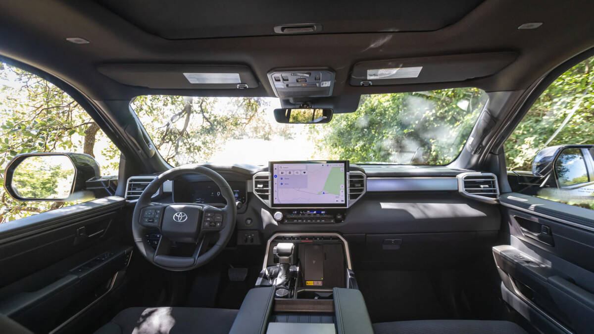 Toyota Tundra 2027 получила версию Trailhunter и стандартный экран 14 дюймов 3 Интерьер пикапа Toyota Tundra 2027 с 14 дюймовым экраном