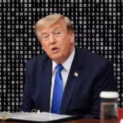 Трамп обвинил Миннесоту в кибератаке на водные системы вместо Ирана 3 Дональд Трамп продолжает говорить за столом с бумагами