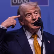Дональд Трамп говорит с микрофоном TikTok Tic Tac
