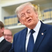 Трамп сам начал защищать свой криптобизнес после критики даже на Fox News 6 Дональд Трамп в костюме и галстуке Трамп криптобизнес
