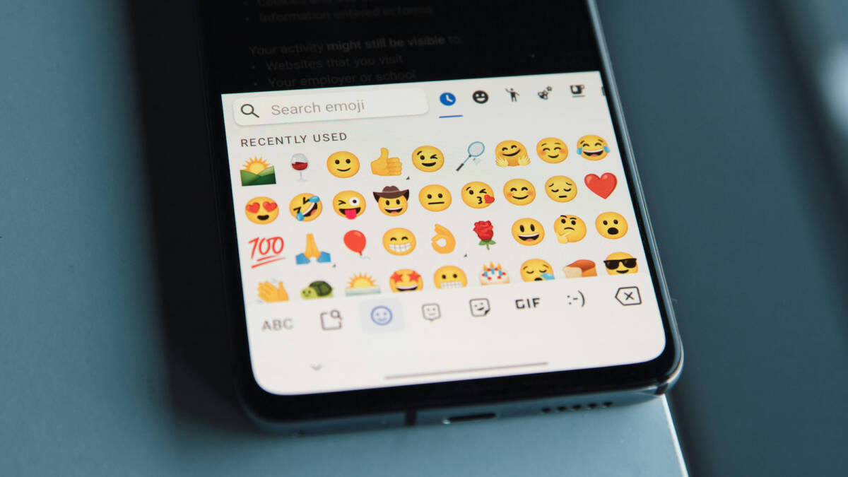 Треснувшее лицо и метеор-фрикаделька попали в новую волну emoji 1 Треснувшее лицо и метеор-фрикаделька попали в новую волну emoji