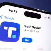 Экран iPhone с приложением Truth Social на главной странице