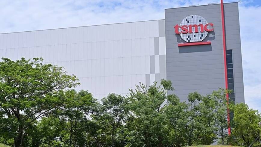 TSMC отчиталась о рекордной выручке, но акции просели из-за роста затрат на ИИ 1 Здание TSMC с логотипом на фасаде и зелёные деревья