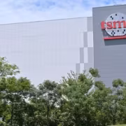 TSMC отчиталась о рекордной выручке, но акции просели из-за роста затрат на ИИ 5 Здание TSMC с логотипом на фасаде и зелёные деревья