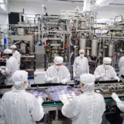 TSMC ускоряет запуск 1,4-нм завода на фоне паузы Samsung 1 Рабочие в чистой комнате на фабрике TSMC процесс сборки чипов