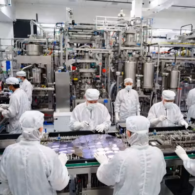TSMC ускоряет запуск 1,4-нм завода на фоне паузы Samsung 5 Рабочие в чистой комнате на фабрике TSMC процесс сборки чипов