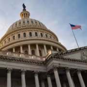 Капитолий США с американским флагом и куполом