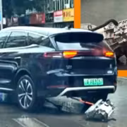 BYD Tang задний мотор оторван, автомобиль на дороге